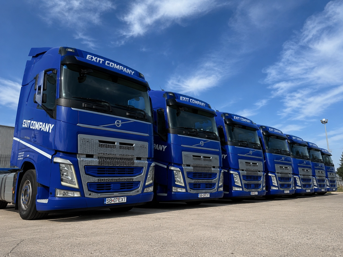 Flota de camiones azules Exit Company